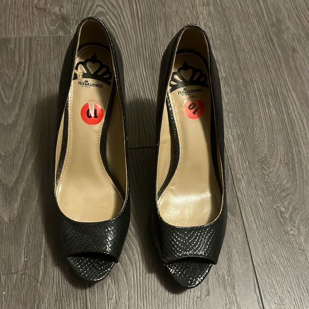 ☀️Dark grey fergi pumps size 10 peep toe snake print